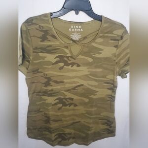 Pre-Owned Green Camo Kind Karma Women’s Short Sleeve Shirt Size Large